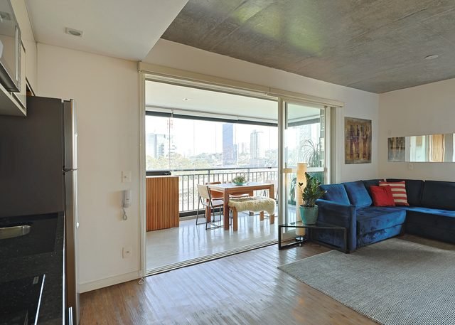 Living integrado à sala de jantar, com vista para a cidade