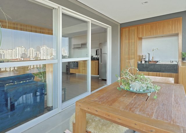 Jantar integrado à cozinha, com vista para São Paulo