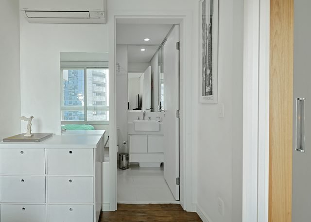 Área de closet e banheiro da suíte