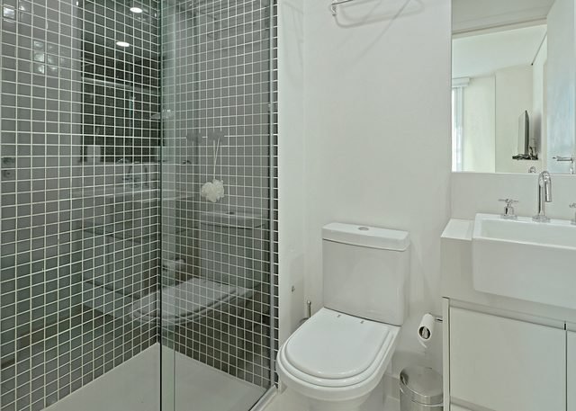 Banheiro completo com box e bancada